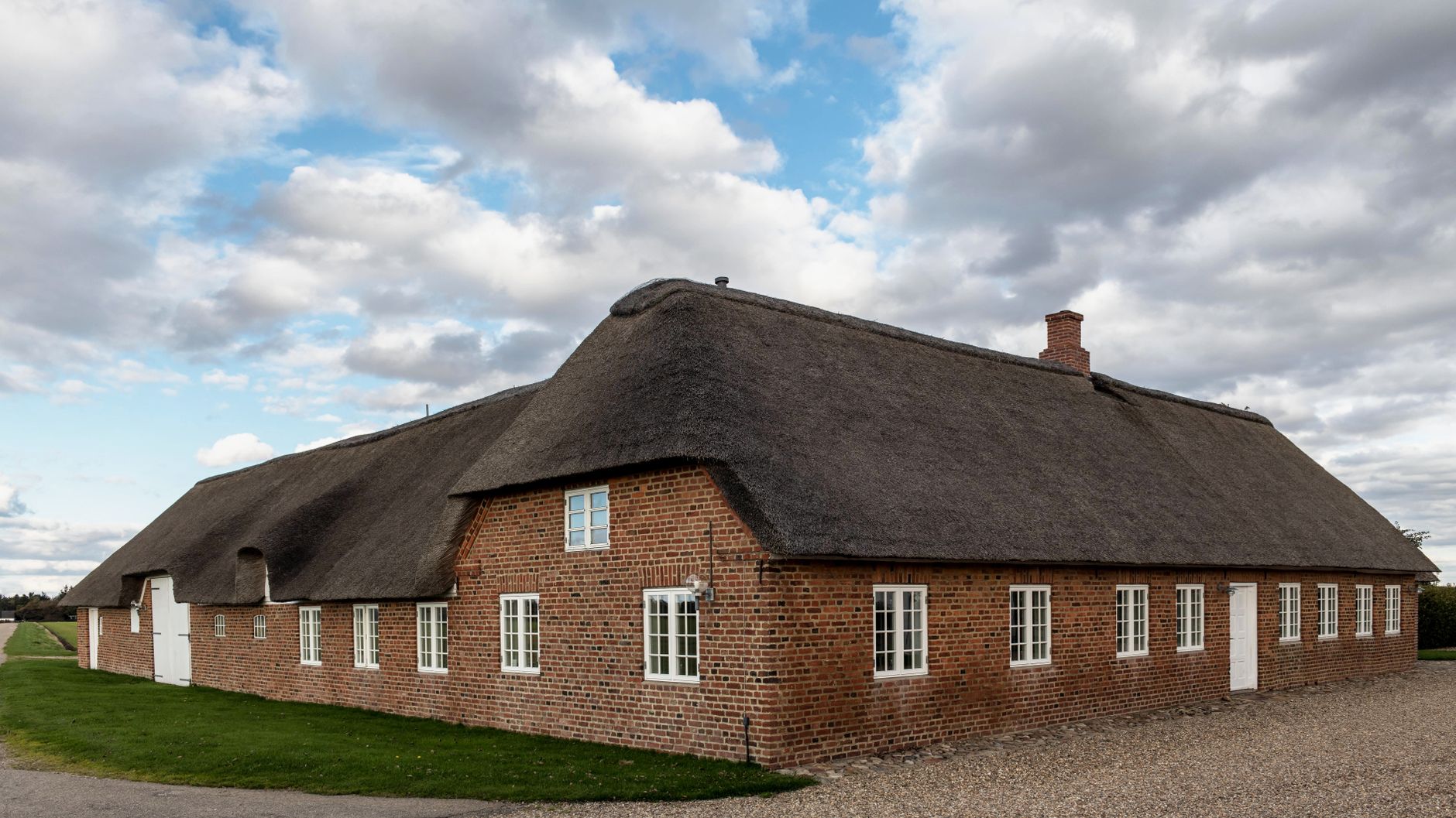 Hus på landet i dansk landskab