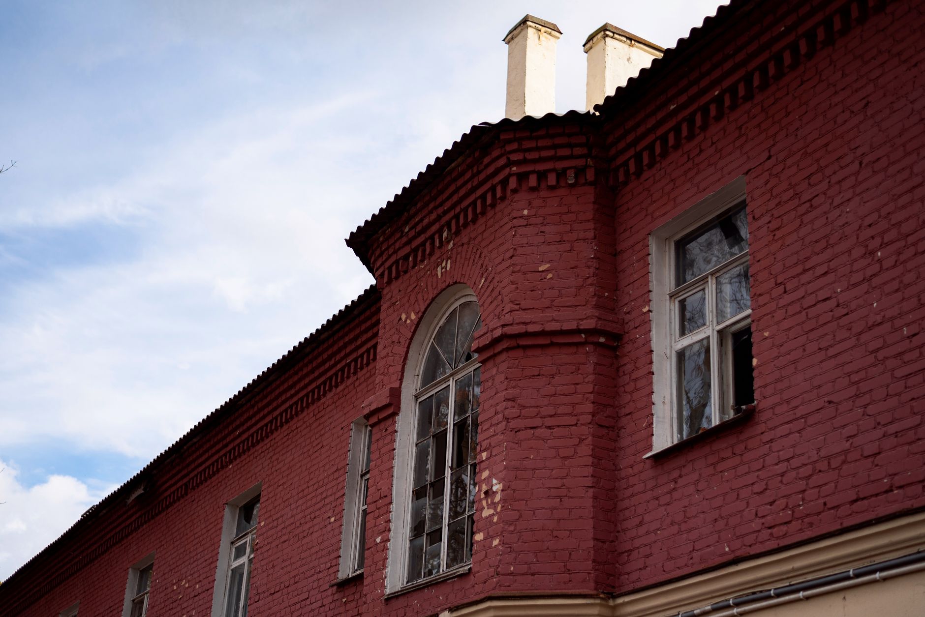 Boligblok med altaner i dagslys