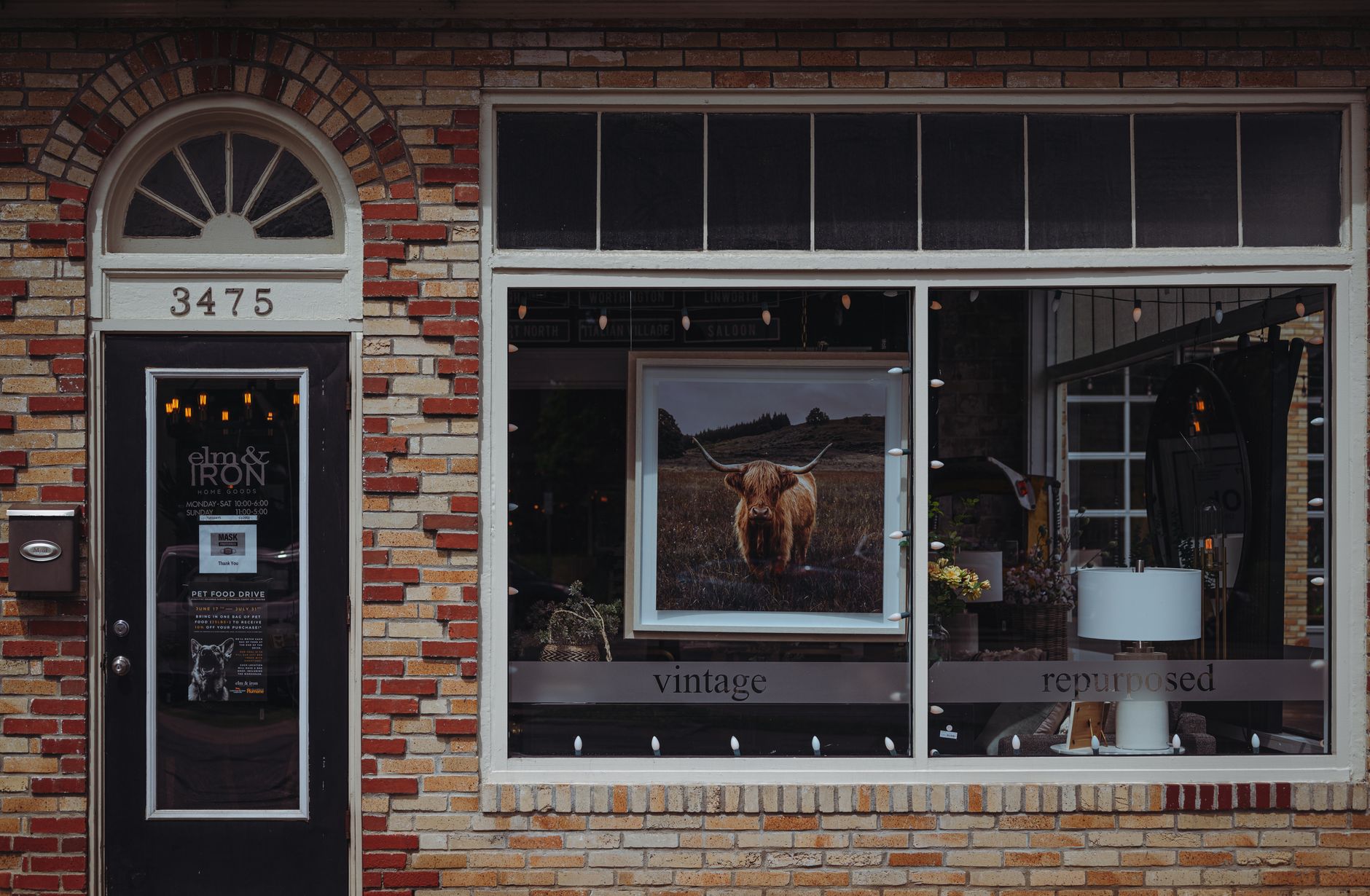 Mindre butiksfacade i en dansk by